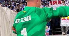 Ter Stegen regala sus guantes tras la victoria en Oporto