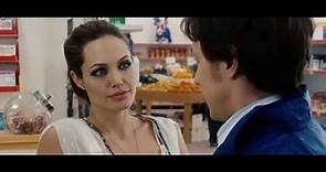 Se busca español latino (Angelina Jolie)
