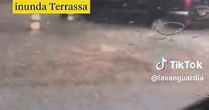 Los chubascos intensos han provocado graves incidentes esta tarde en distintos puntos de Catalunya. Especialmente sorprendente ha sido la #tormenta que ha caído en #Terrassa, que ha recibido más de 110 litros en apenas dos horas en el observatorio de la plaza Lluís Companys, con la riera que bajaba llena y la red de alcantarillado desbordada. #lluvia #DANA #inundaciones #noticias #noticiasenTikTok #metereología