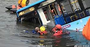 貴州公車「急衝墜湖」21死15傷 涉案司機生活不順釀悲劇