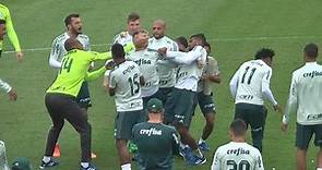 Róger Guedes perde aposta e leva trote pesado em treino do Palmeiras