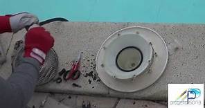 Manutenzione di una piscina: cambio lampada piscina