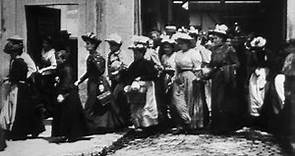 La salida de los obreros de la fábrica Lumière (1895) [película muda completa]