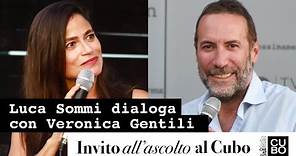 Veronica Gentili dialoga con Luca Sommi ospite di "Invito all'ascolto al Cubo" a Parma.