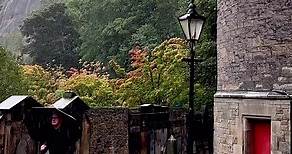 ✨ ¡Explora la mágica Edimburgo en Escocia! Disfruta de una ciudad llena de historia, encanto y paisajes impresionantes. 🏰 Admira el imponente Castillo de Edimburgo, que se alza sobre la ciudad y ofrece vistas panorámicas espectaculares. Sumérgete en la rica historia de la ciudad mientras paseas por la histórica Royal Mile. Déjate llevar por la literatura en la ciudad que inspiró a grandes escritores como Sir Walter Scott y J.K. Rowling, la autora de la famosa serie de Harry Potter. Explora la m