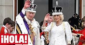 Carlos III se asoma por primera vez como monarca del Reino Unido al balcón del Palacio de Buckingham