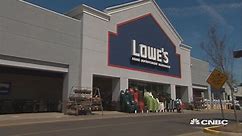 Lowe's reports earnings miss on top and bottom line