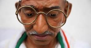 El "mahatma" Gandhi frente a su asesino en el 75 aniversario de su muerte