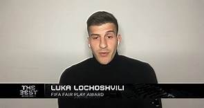 Luka Lochoshvili leva o prêmio Fair Play, por ajudar a salvar a vida de um adversário dentro de campo