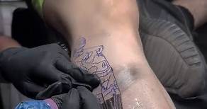 • SORAYAMA • Todo un reto plasmar a esta gran escultura metalica en la piel, una obra del artista Hajime Sorayama que formó parte de la escenografia para el tour de @The Weeknd . . . . . #sorayama #ahtdtour2023 #afterhourstildawnstadiumtour #theweeknd #theweekndconcert #tattoos #tattootiktok #tatuajestiktok #tattooartist