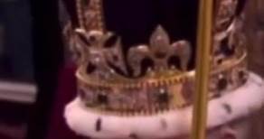 Oggi sabato 6 maggio Carlo III è stato incoronato nuovo re d’Inghilterra nell’Abbazia di Westminster: è il successore della regina Elisabetta II (sua madre), morta l’8 settembre 2022. Con lui è stata incoronata Regina Consorte Camilla. Una cerimonia durata più di sei ore, fra percorsi e incoronazione e giuramenti e saluti. Bianco (regale) per entrambi sotto ai preziosi mantelli #royal #carlodinghilterra #charles3 #charles #camilla #recarlo #reginacamilla #fashion #tiktokfashion