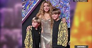 Shakira llega a la alfombra de MTV con sus dos hijos | Video