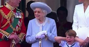 Giubileo della Regina, le buffe espressioni del principino Louis sul balcone di Buckingham Palace