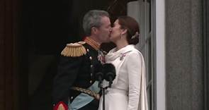 Il bacio di re Federico di Danimarca e la regina Mary dopo la proclamazione