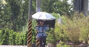 熱翻天！農民發明超狂「防曬揹傘」 溫度速降3到10度｜東森新聞