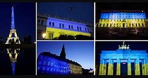 La Porta di Brandeburgo a Berlino e la Tour Eiffel a Parigi con i colori dell'Ucraina