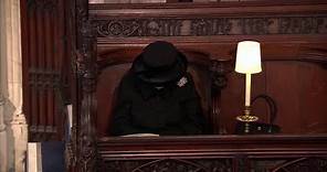 Funerali del principe Filippo: il dolore della regina Elisabetta seduta sola in chiesa