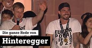 Martin Hinteregger auf dem Römerbalkon nach dem Europapokal Sieg der Eintracht | Sport