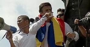 El opositor, Leopoldo López, se entrega a la Policía durante la marcha de Caracas
