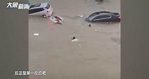 鄭州暴雨把隧道淹平 白衣男活菩薩「大水中連救5人」：我特種部隊退伍的