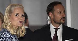 Casa Real Noruega: Haakon y Mette Marit, ‘afterwork’ a la noruega ‘botella en mano’