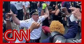 美國暴動》多地警官單膝下跪化解暴力 佛洛伊德胞弟籲和平示威