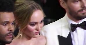 Lily-Rose Depp, la hija de Johnny Depp, deslumbra junto a The Weeknd en Cannes presentando lo nuevo del creador de 'Euphoria'