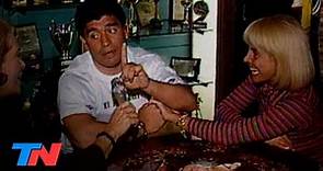 Diego Maradona y Claudia Villafañe juntos en el "museo" de la casa de Devoto (1994)