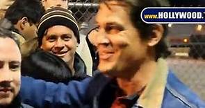 Josh Brolin Signs Autographs for Fans Outside of Jimmy Kimmel Live - video Dailymotion
