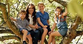 Kate Middleton con i tre figli George, Charlotte e Louis: è raggiante...