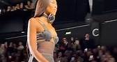 Naomi Campbell camina la pasarela de D&G en Milan Fashion Week