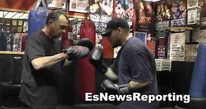 boxing trainer jesse reid working mitts EsNews Boxing