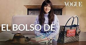 Eiza González confiesa TODO lo que guarda en su bolsa | El bolso de | Vogue México y Latinoamérica