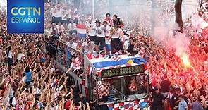 Zagreb recibe a la selección croata al grito de "campeones"