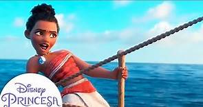 Moana y Hei Hei en su aventura por el océano | Disney Princesa
