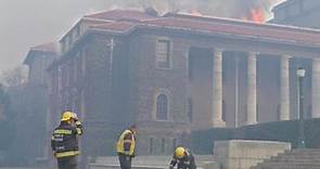 Incendio forestal acaba con biblioteca de Universidad de Ciudad del Cabo, la más antigua en Sudáfrica