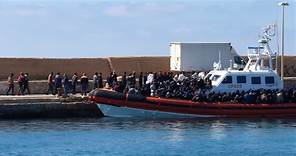 Sbarchi in Sicilia, oltre 200 migranti a Messina. In centinaia arrivano a Lampedusa - Video - Il Fatto Quotidiano