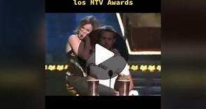 En los MTV Movie Awards de 2005, Ryan Gosling y Rachel McAdams celebraron de esta manera el premio a Mejor Beso por la película ‘The Notebook’. #fyp #fypシ #viral #parati #cine #cineentiktok #cinema #peliculas