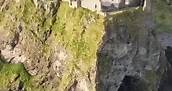 Castillo de Dunluce: Este espectacular castillo de origen escocés aferrado a una roca parece desafiar la fuerza destructiva del mar y de los elementos. La costa de Antrim está profundamente conectada con la historia y las tradiciones de Escocia. Ejemplo perfecto de este entrelazamiento histórico y cultural es el Dunluce Castle, que data del siglo XIII, fortaleza principal de la familia MacDonnell, que eran los líderes del Condado de Antrim. Para aquellos que ya han visitado Escocia, llegando des
