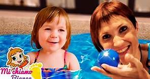Bambini che giocano in piscina! Giochi in acqua con la bambina Bianca. Video per i bambini piccoli