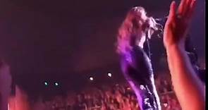 Jennifer Lopez cade durante il concerto, e continua a cantare sul "lato B"