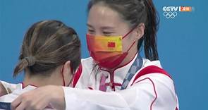 施廷懋和王涵互戴金牌太有爱 女子双人3米跳板颁奖仪式