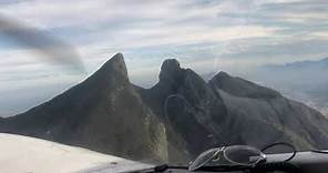Sobrevolando el Cerro de la Silla en Monterrey, Nuevo León. (XB-LKM).