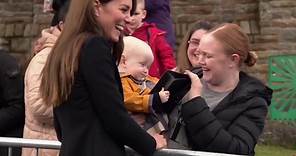 Il bimbo "ruba" la borsetta alla principessa del Galles: Kate scoppia a ridere