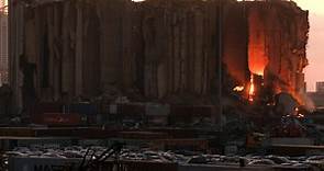 黎巴嫩貝魯特大爆炸2周年 港口地標大糧倉天熱悶燒數周「被燒垮」瞬間曝光