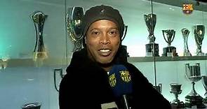 Ronaldinho entrega su Balón de Oro al Museo del FC Barcelona / FCB