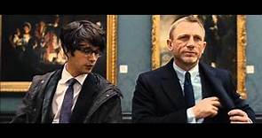 Skyfall - James Bond conoce a Q y este le entrega sus armas