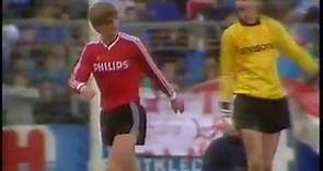 Wim Kieft (PSV) krijgt een elleboogstoot, en neemt direct wraak (1986)