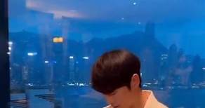 [新聞影片] 宋仲基出席今晚在香港舉辦的 LV早秋24男裝秀 CR : GQ KOREA ig