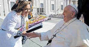Entrega Lorena Cuéllar al Papa Francisco el libro “Tlaxcala sí existe”